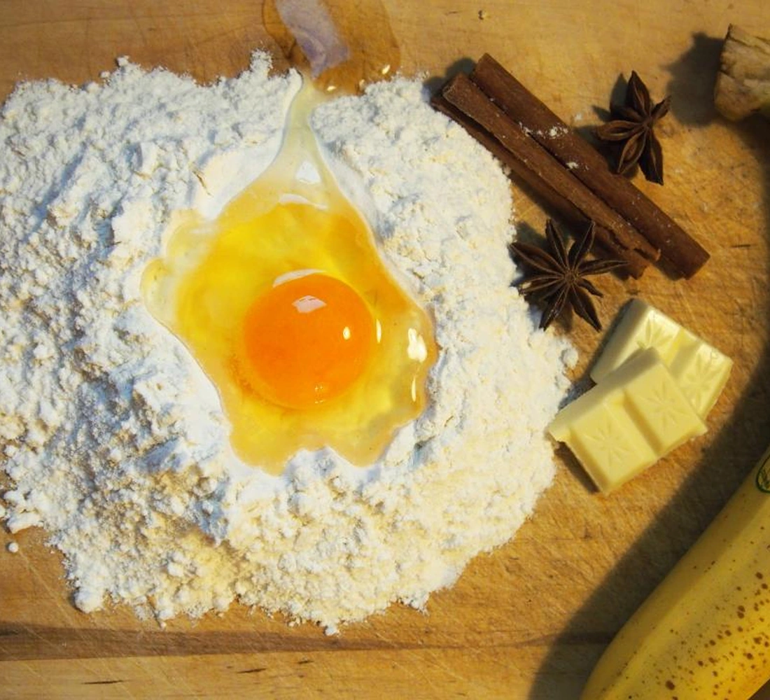 Tepung dan telur di meja dapur - foto ilustrasi