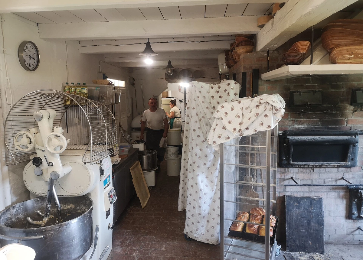 Dapur bakery tradisional dengan oven dan mixer - foto ilustrasi