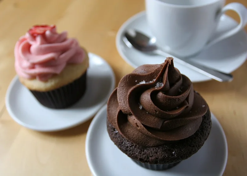 Cupcake Cokelat & Stroberi - foto ilustrasi